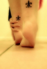 腿部黑色简约鸢尾纹身图案