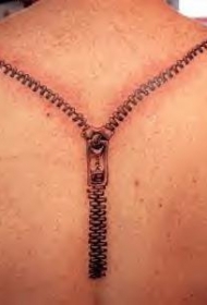 背部写实逼真的拉链纹身图案