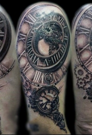手臂独特的彩绘旧破时钟纹身图案