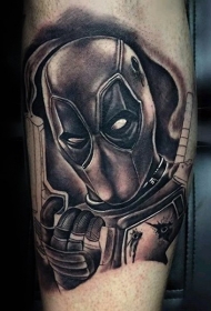 经典的黑灰死侍手枪纹身图案