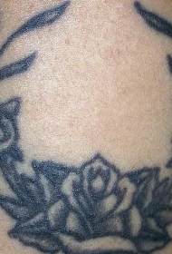 黑色的小玫瑰花藤蔓纹身图案