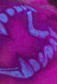 夜光吸血鬼的牙齿纹身图案