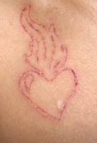 肩部皮肤划痕的神圣之心纹身