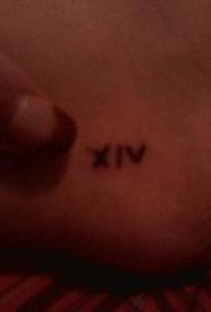 脚部黑色简约英文字母纹身图案