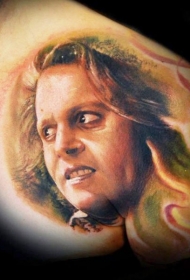 彩色令人毛骨悚然的男性肖像纹身图案