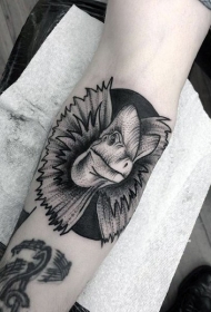 手臂黑色点刺雕刻风格恐龙纹身图案