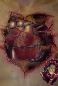 胸部写实风格彩色碎骨与心脏纹身图案