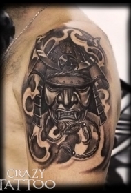 写实的黑灰风格武士面具和雾纹身图案