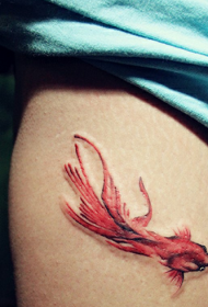 腿部彩色的金鱼纹身图案