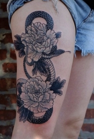 大腿奇妙的组合黑色蛇与花朵纹身图案