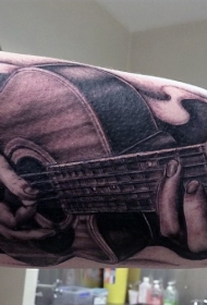 简单的黑白手与吉他手臂纹身图案