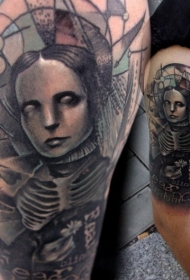 肩部彩色褪色的神秘女性肖像纹身图片