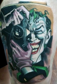 腿部漫画风格的彩色小丑与相机纹身
