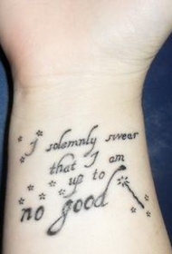 迷人的黑色字母和星星手腕纹身图案