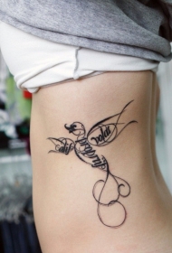 侧肋幻想鸟字母纹身图案