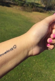 手臂英文字母数字与心形纹身图案