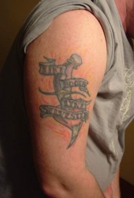 肩部彩色弧形刀纪念纹身图片