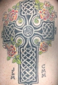 凯尔特结十字架与彩色花朵纹身图案