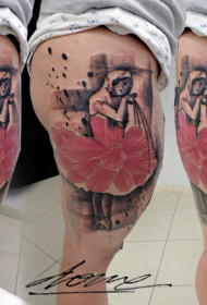 大腿漂亮的彩色舞女花礼服与十字架纹身图案