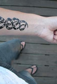 手臂部落蛇纹身图案