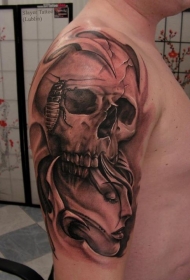 大臂骷髅与女人脸和昆虫纹身图案