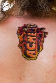 胸部心脏和字母纹身图案