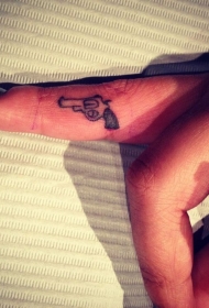 女生手指简单的抢纹身图案