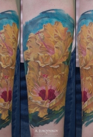 手臂彩色逼真的大花纹身图案