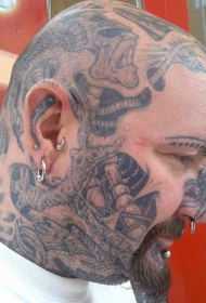 男子头部和脸部机械怪物纹身图案