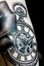 手臂漂亮的黑白机械时钟纹身图案