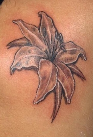 简洁的百合花黑灰纹身图案