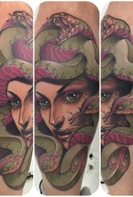 小腿女人肖像和蛇彩色纹身图案