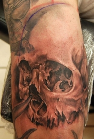 手臂写实的人类骷髅个性纹身图案