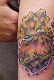 手臂彩色揉皱的神圣心纹身图片