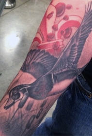 手臂老派风格的彩色鸭子纹身图案