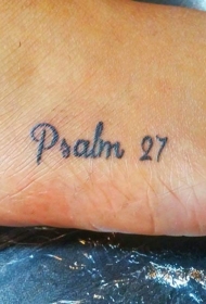 脚背简单的黑色小字母纹身图案