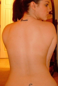 月亮边上的黑色小星星纹身图案