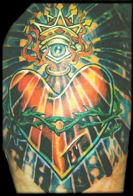神圣眼睛和红心荆棘纹身图案