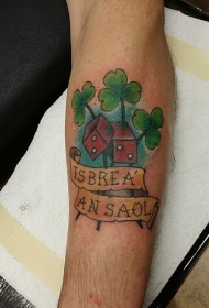 插画风格彩色三叶草和字母骰子小臂纹身图案