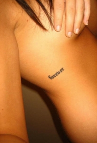 女性腰侧英文字母纹身图案