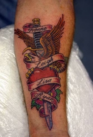 鹰匕首和心形花朵字母纹身图案