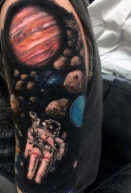 肩部彩色空间主题男子纹身图案