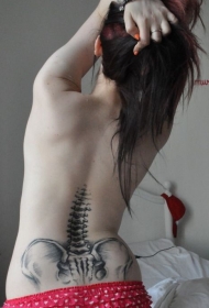 绚丽的黑白骨架腰部纹身图案