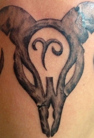 手臂简单清晰的羊头纹身图案