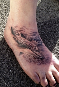 脚背逼真的黑色海豚纹身图案