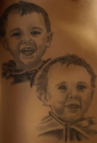 腰侧逼真的儿童肖像纹身图案