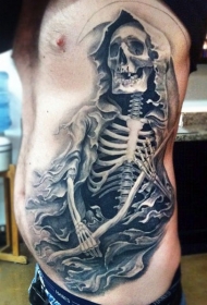 腰侧黑灰骷髅架纹身图案