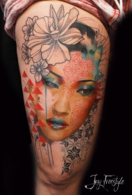 大腿日式风格女性肖像与花朵纹身图案