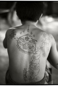 背部黑色线条花朵与壁画纹身图案