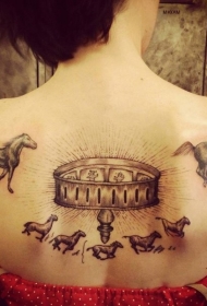 女生背部美丽的马主题纹身图案